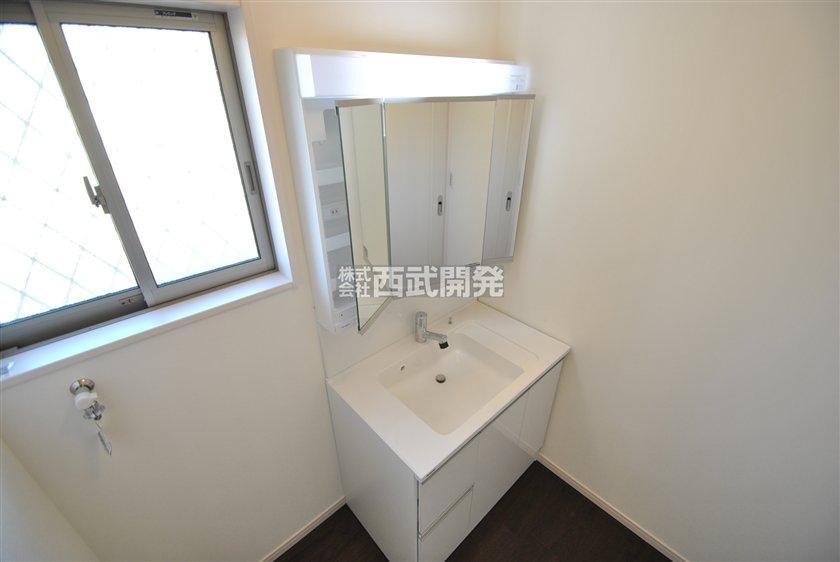 Wash basin, toilet. Indoor (12 May 2012) shooting