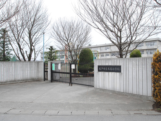 Primary school. 1100m until the landlord elementary school