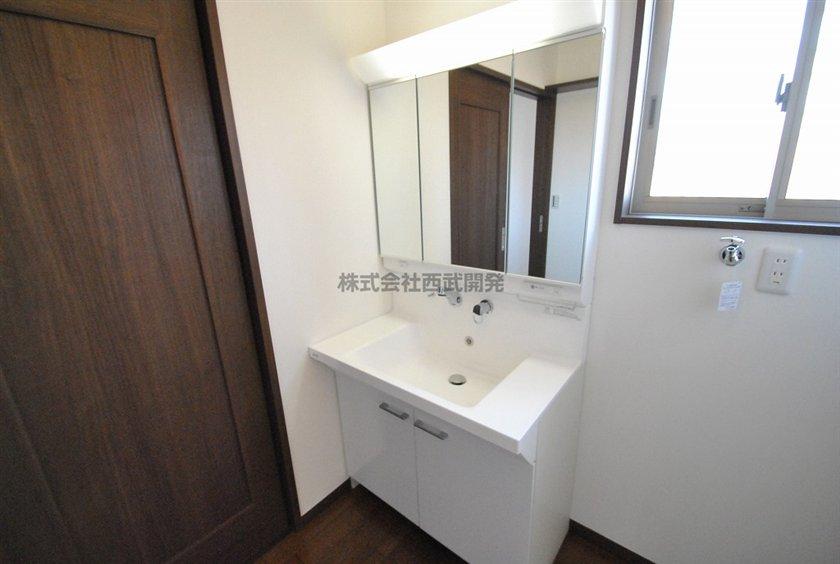 Other Equipment. Slightly larger wash basin. Also housed in the back of the three-sided mirror. 