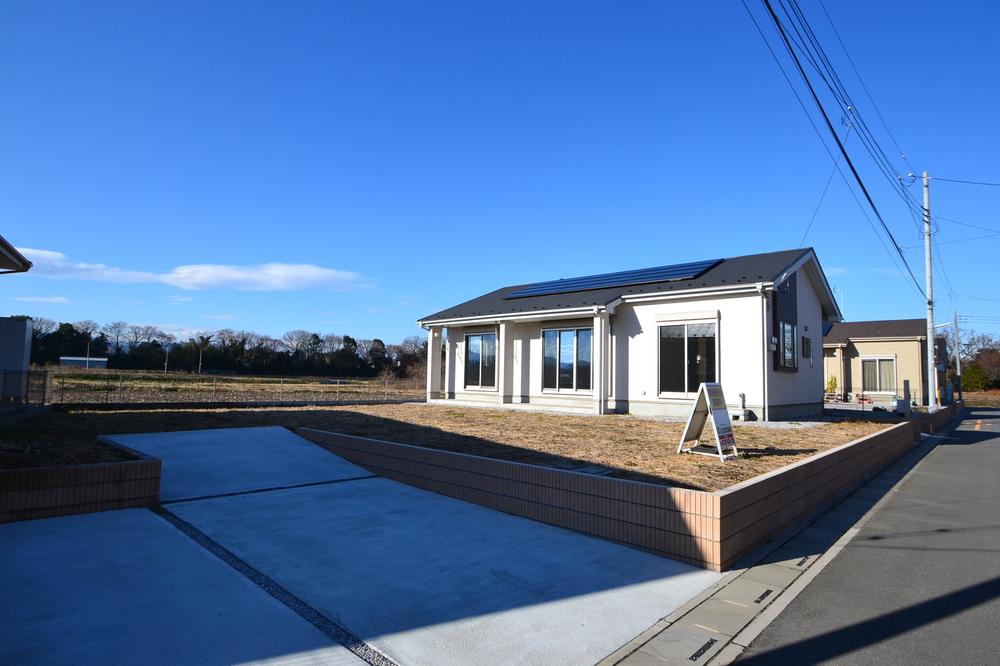 Local photos, including front road. 3 Building site (December 2013) Shooting