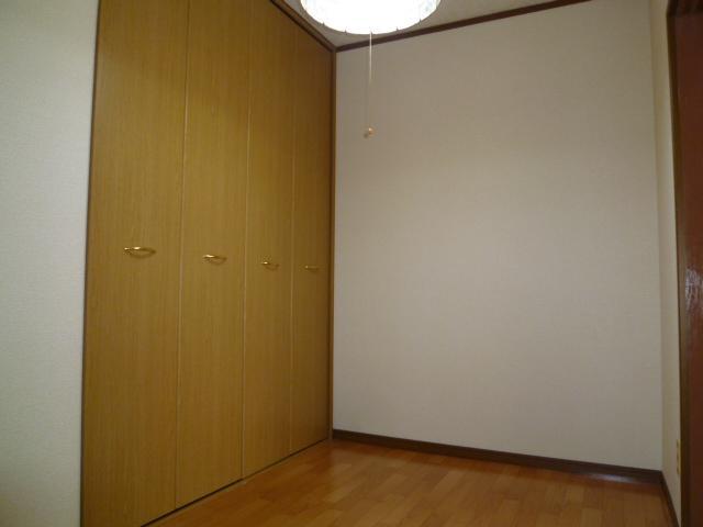 Other room space. 3 Pledge Western-style