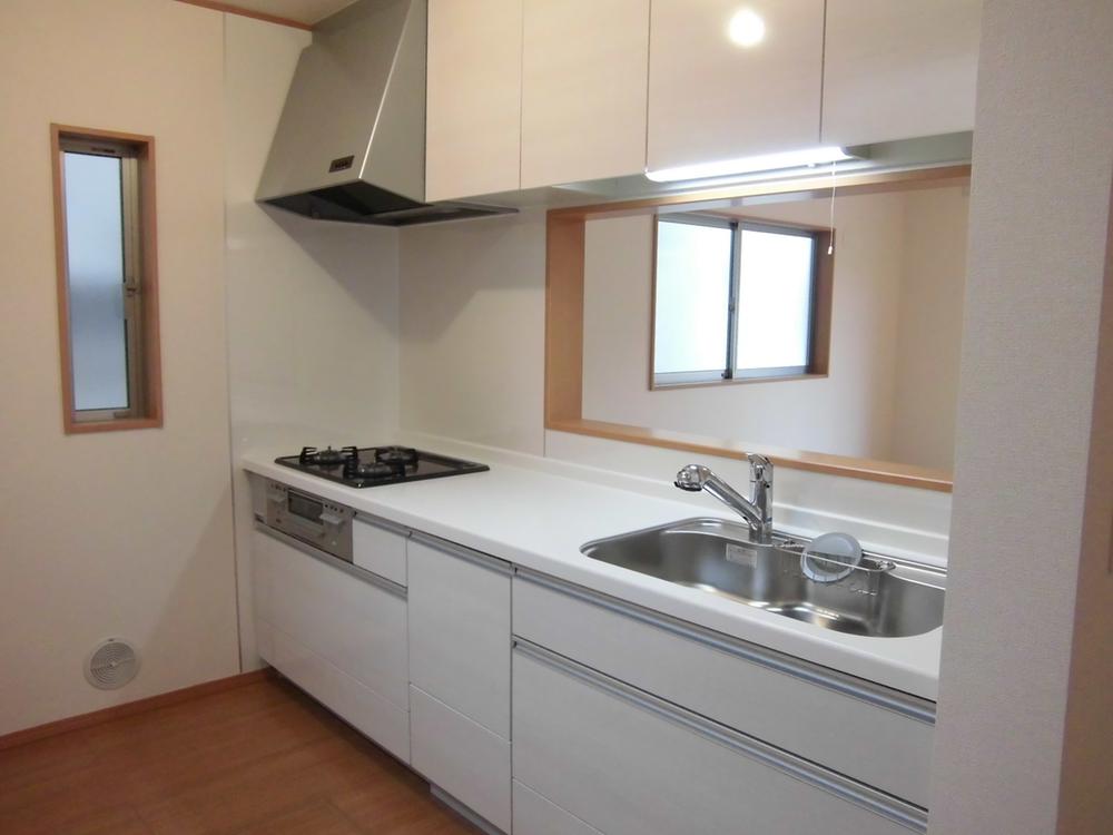 Kitchen. ☆ Building 2 Kitchen ☆ It is a popular face-to-face system kitchen to women.