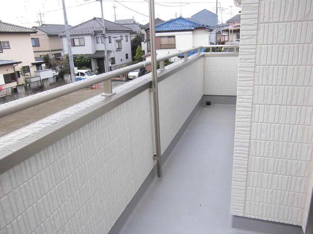 Balcony. ☆ Building 2 balcony ☆ Since there is no building on the south side, It dries laundry is well.