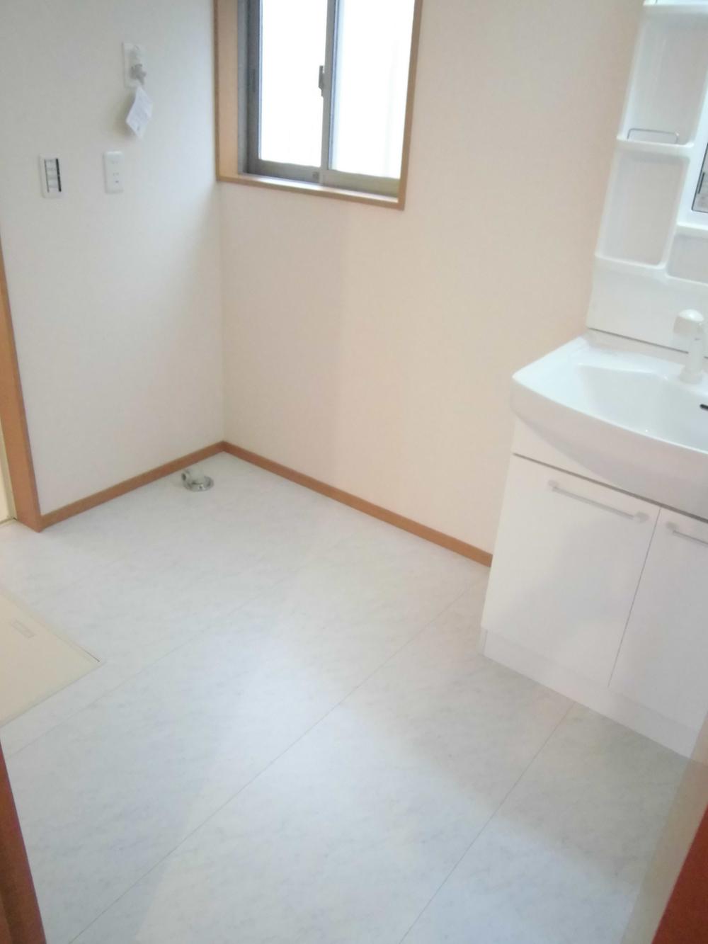 Wash basin, toilet. ☆ Building 2 basin dressing room ☆ Three buildings in Building 2 is this space we become wide specification.