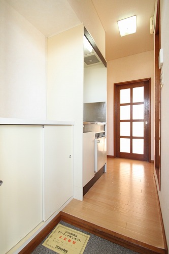 Entrance. Same building ・ Another room is a picture of (the reform) of the room. 