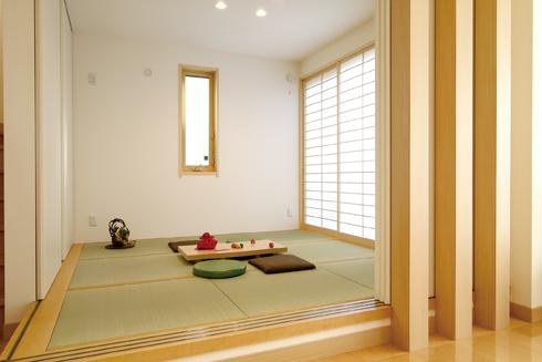 Non-living room. Is a Japanese-style room provided with a little step. It can be used as a variety of applications by connecting to the living room. Will also be in a separate room if Shimere the door. 