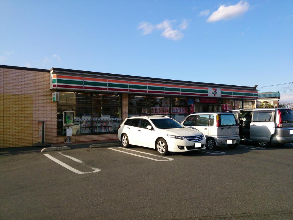 Convenience store. 700m to Seven-Eleven Sakado Izunoyama store (convenience store)