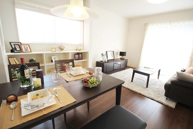 Living. : [8 Building a living-dining] The kitchen will be able to watch the state of the children who are in the living room for face-to-face. Communication is easy to take, It deepens ties of family. 