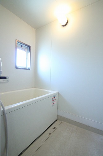 Bath. Add 焚給 tub with hot water glad for the coming season