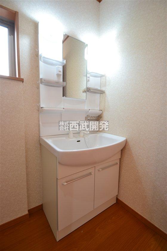 Wash basin, toilet. Indoor (11 May 2013) Shooting