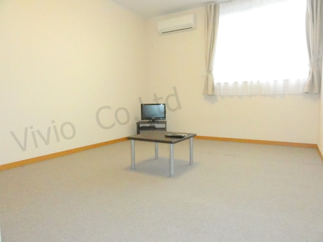 Living and room. Do not spend leisurely relaxing in a wide room