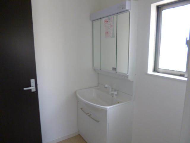 Wash basin, toilet. Example of construction. 