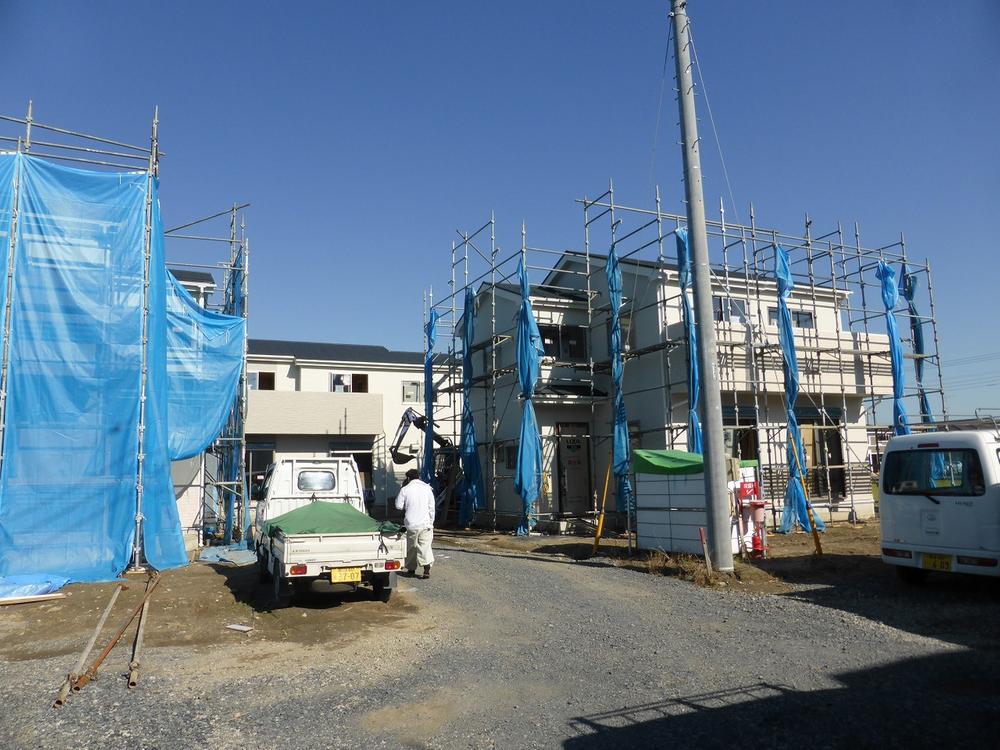 Local photos, including front road. Local appearance