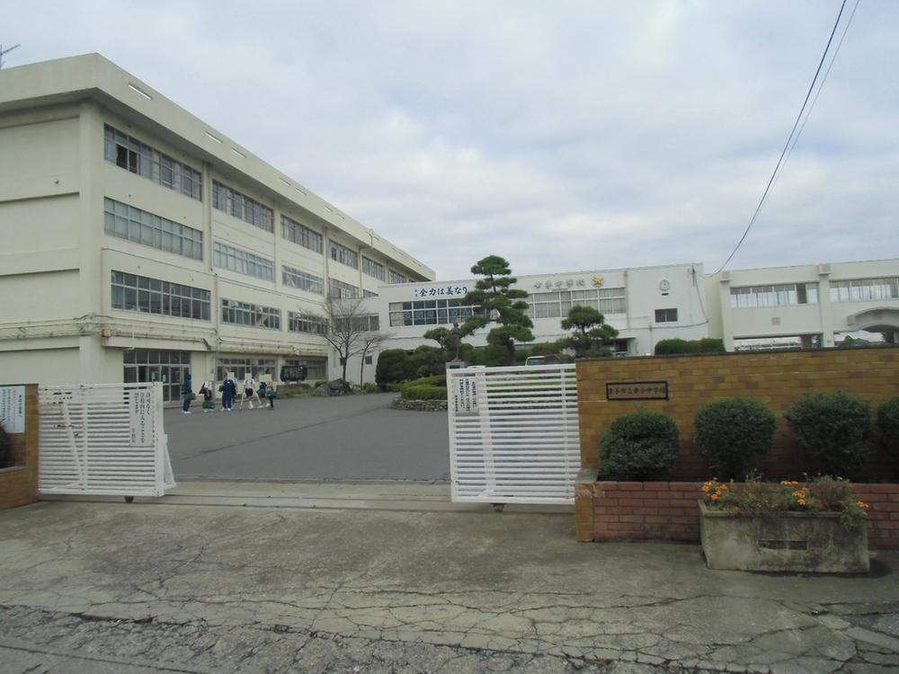 Junior high school. Satte 2200m until junior high school