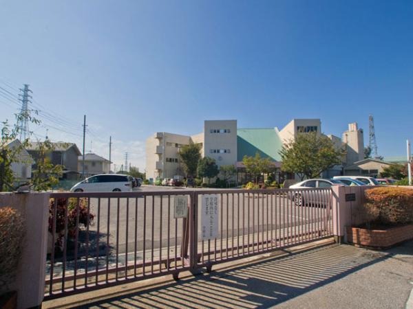 Primary school. Up to elementary school 560m 2012 / 10 / 12 shooting Satte Municipal Nagakura Elementary School