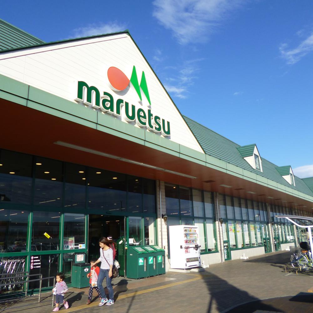 Shopping centre. Until the M's Town Satte 1353m