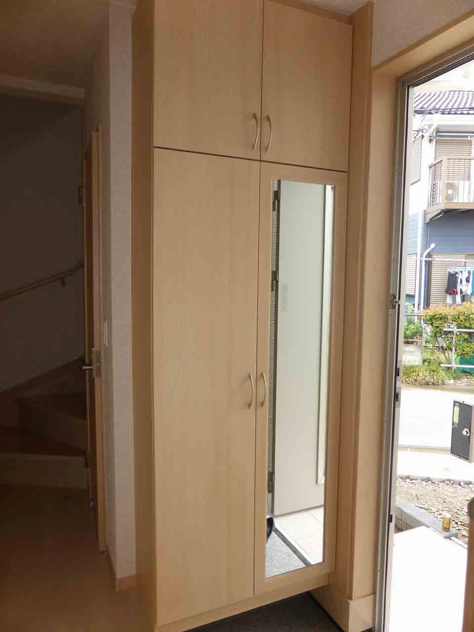 Receipt. Example of construction . Shoes closet with mirror