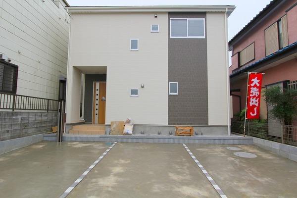 Local appearance photo. Parking parallel three possible 