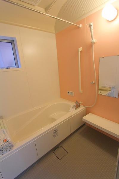 Bathroom. Window There ventilation good Soft colors Easy hot water tension in the auto system bus Since it is a heating function with bathroom, It is always warm. 