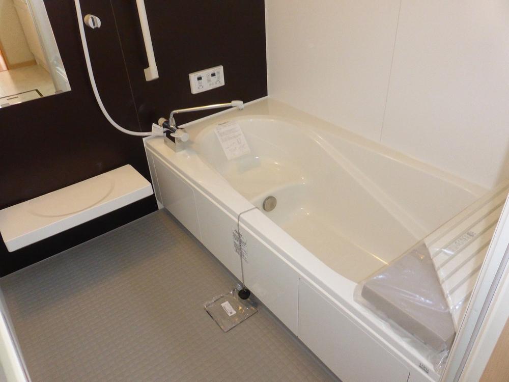 Same specifications photo (bathroom). To elderly. With bathroom dryer