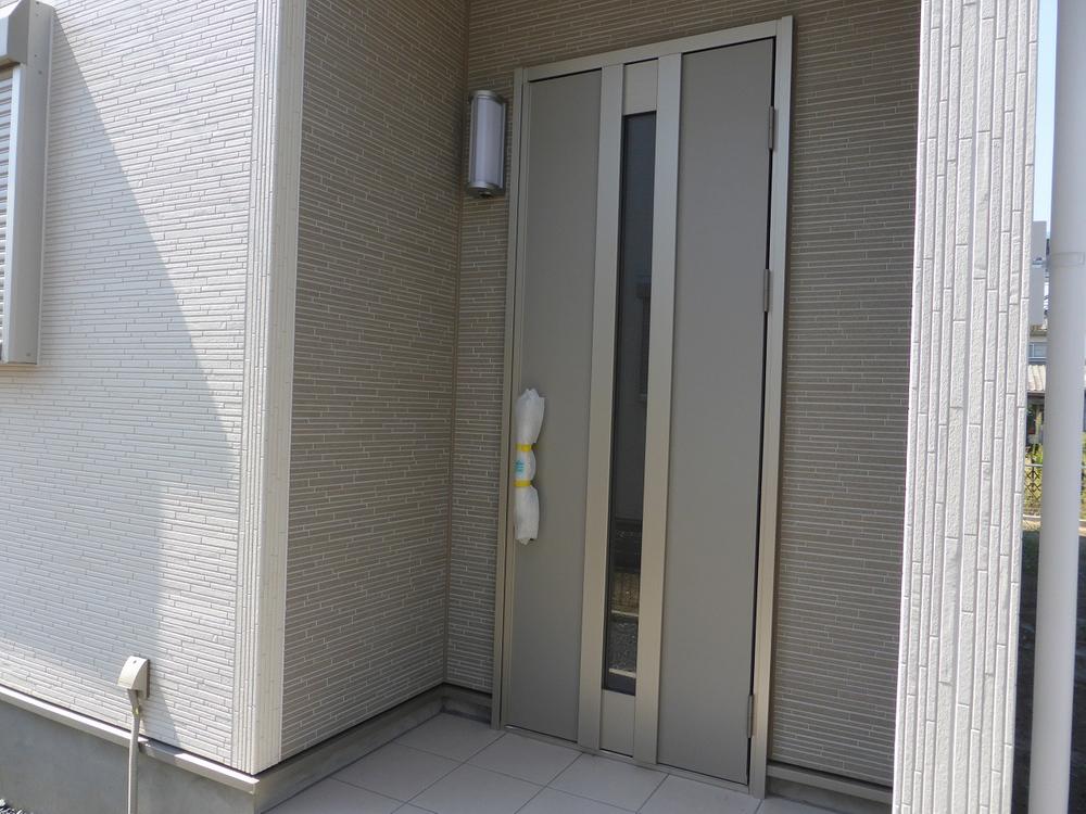 Entrance. Example of construction. Door is a double lock of dimple key with excellent picking measures