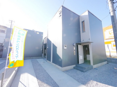 Entrance. With parking! 