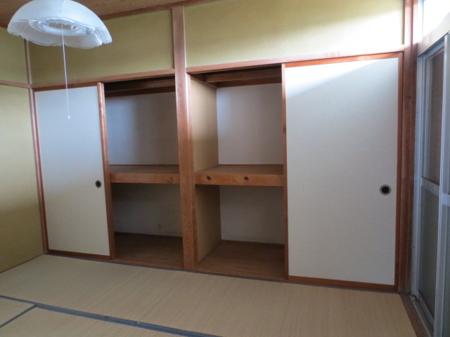 Receipt. Outstanding storage capacity in the closet between 2