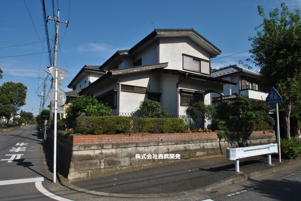 Local photos, including front road. Local (11 May 2012) shooting