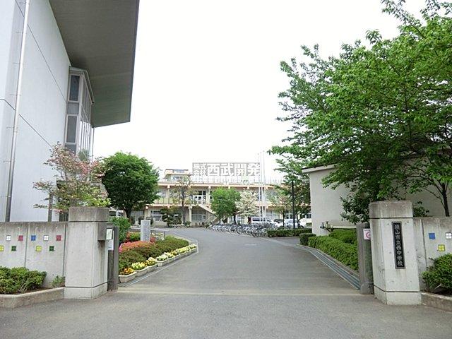 Junior high school. 970m to the West Junior High School