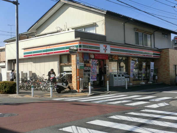Convenience store. 300m to Seven-Eleven (convenience store)