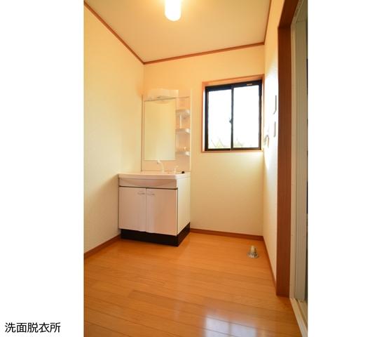 Wash basin, toilet. Indoor (11 May 2013) washroom of shooting generous space! 