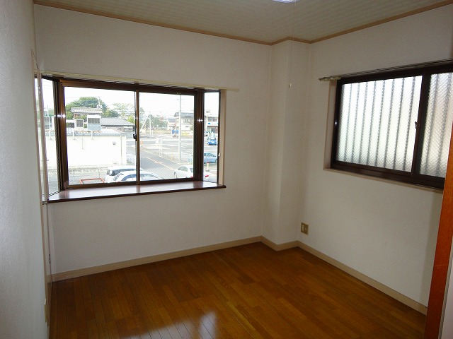 Living and room. Western-style 4.5 Pledge