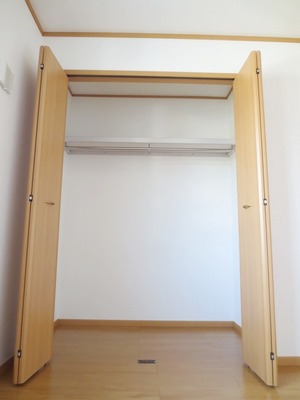 Receipt. Closet spacious