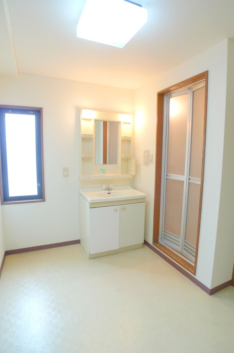 Washroom. Independent wash basin