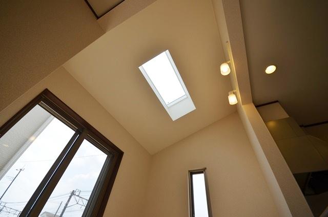 Living. Bright dining with with top light. It seems to me along with a color to every day of the table. (4 Building)