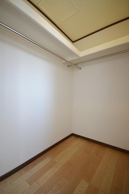 Receipt. Convenient walk-in closet for storage of seasonal and large luggage. (4 Building)