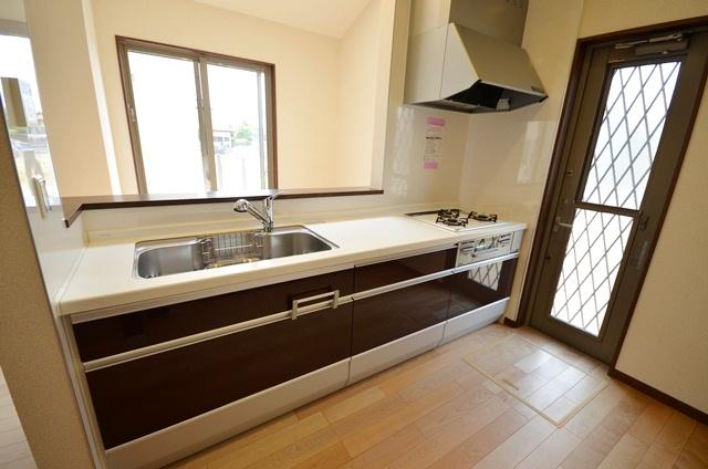 Kitchen. No hanging cupboard open-minded face-to-face kitchen. It is safe because the eye can have small children arrive. Easy-to-use full slide cabinet. It is a water purifier integrated faucet. (4 Building)