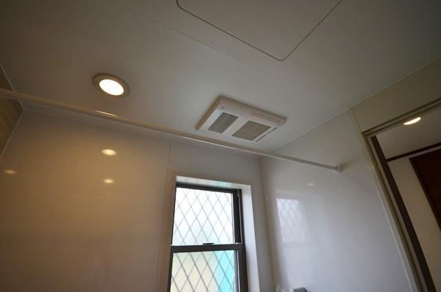 Bathroom. The bathrooms are equipped with heating dryer. Also it comes with a convenient laundry pipe to hang out the laundry. (4 Building)