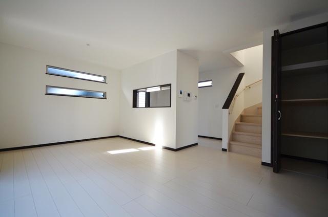 Living. 16.18 Pledge of LDK. Chic fittings shine to the meek shades of flooring. 