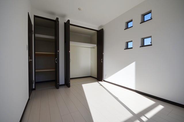 Non-living room. Storage rich 6 Pledge Western-style. Window is fashionable. 