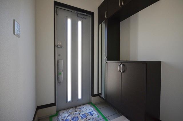 Entrance. There is a shoebox with a full-length mirror in the foyer. 