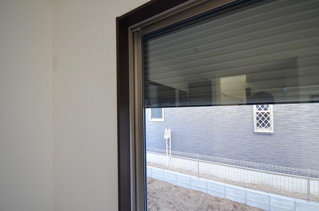 Other. On the first floor of the main window is with a shutter. The window has become the all-pair glass. 