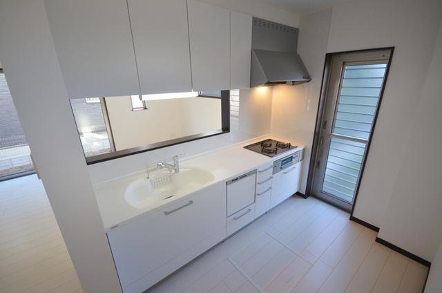 Kitchen. Yamaha of kitchen. A popular face-to-face, It is safe because the eye can reach can have small children. It is with back door. 