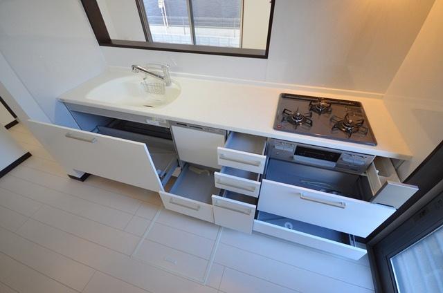 Kitchen. Easy-to-use full slide cabinet. 