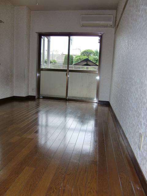 Living and room. Room (same type)