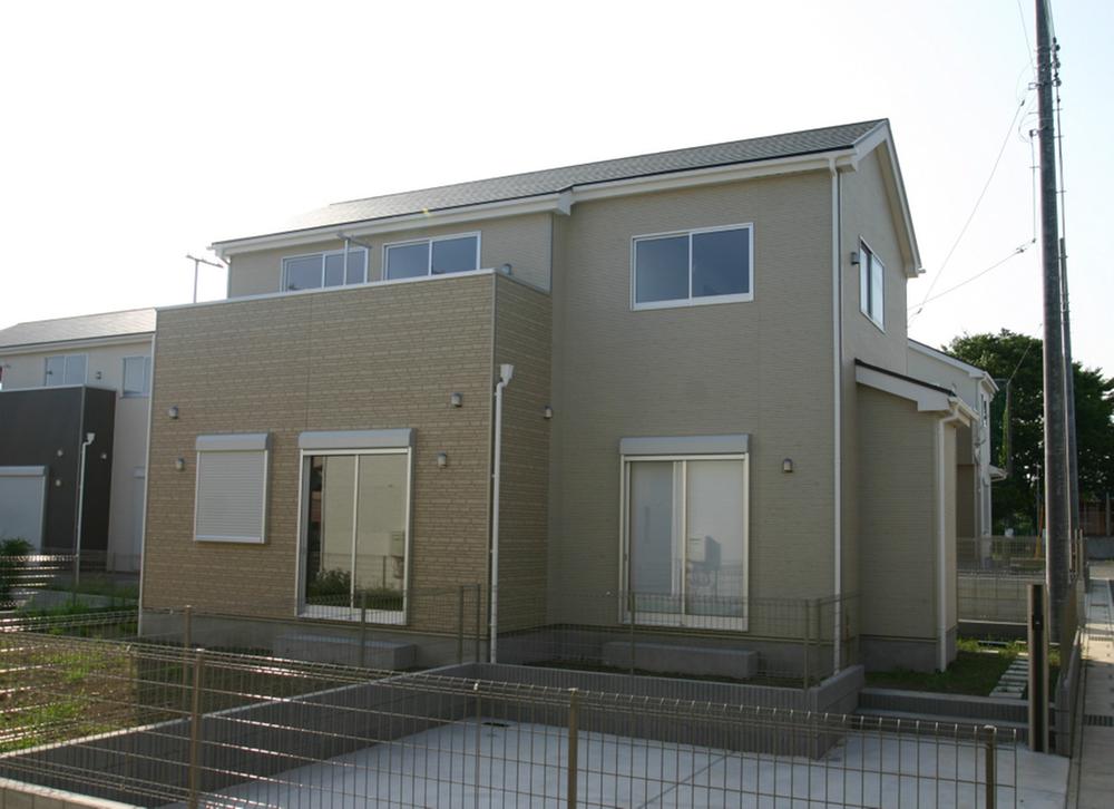 Local photos, including front road. Reference: construction cases