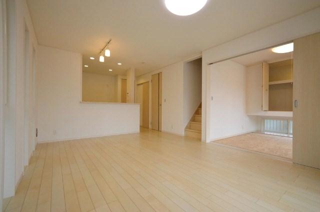 Living. 15.75 Pledge of LDK. Living-in stairs, Has become a face-to-face the kitchen, such as nature and family of communication deepens design. (1 Building)