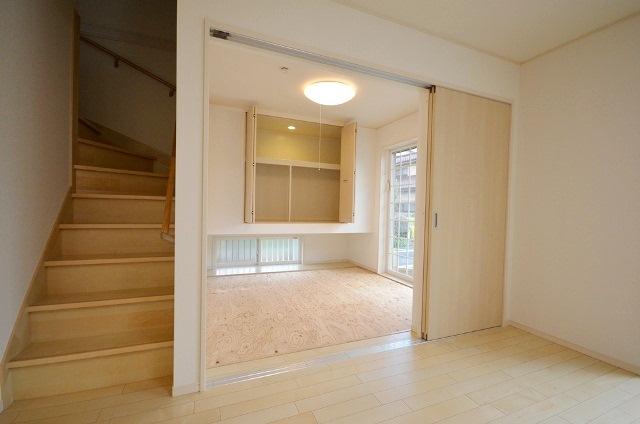 Non-living room. 5.25 Pledge, Tatami mat of Western-style. You can use a variety of applications in the living room adjacent. Storage is has become a hanging closet, Light is rice taken from the bottom vacant. (1 Building)