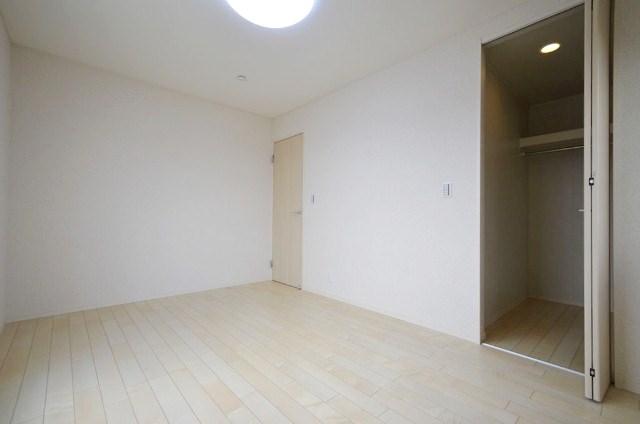 Non-living room. 6.75 Pledge of main bedroom. Walk-in closet is equipped with. (1 Building)