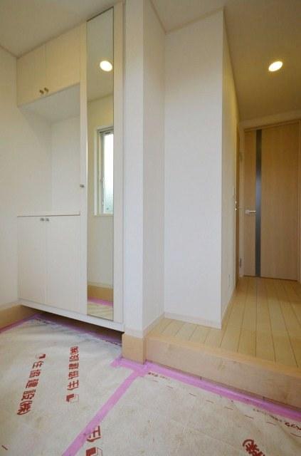 Entrance. Spacious entrance. Be placed definitive stroller and golf bag is the breadth. (1 Building)